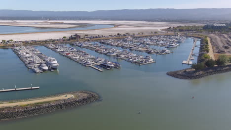 nadering op privéjacht aangemeerd in jachthaven, vanuit de lucht