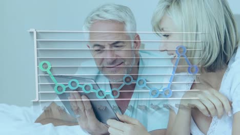 animación del procesamiento de datos estadísticos contra una pareja de ancianos caucásicos que utilizan una computadora portátil en casa