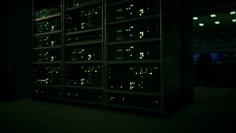 centro de datos con múltiples filas de racks de servidores plenamente operativos