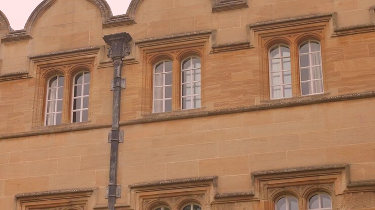Vista esterna dell'edificio Examination Schools con texture di muro in pietra e stile classico, Oxford, Regno Unito