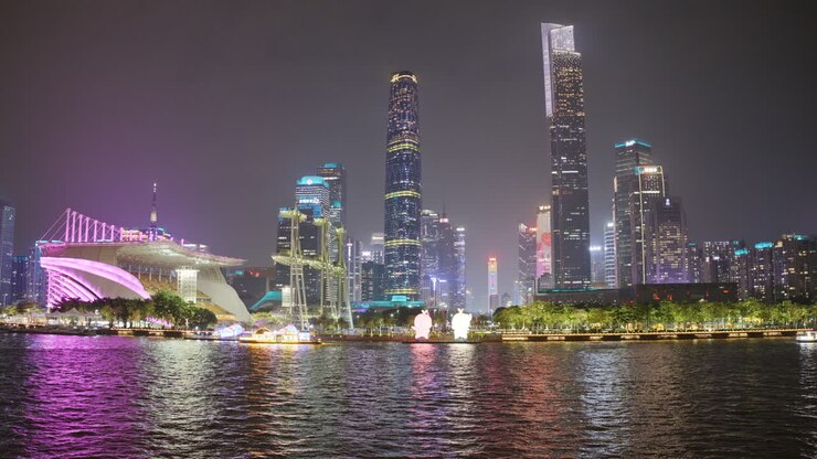 Horizonte da Cidade de Guangzhou à Noite com Reflexos Coloridos no Rio das Pérolas