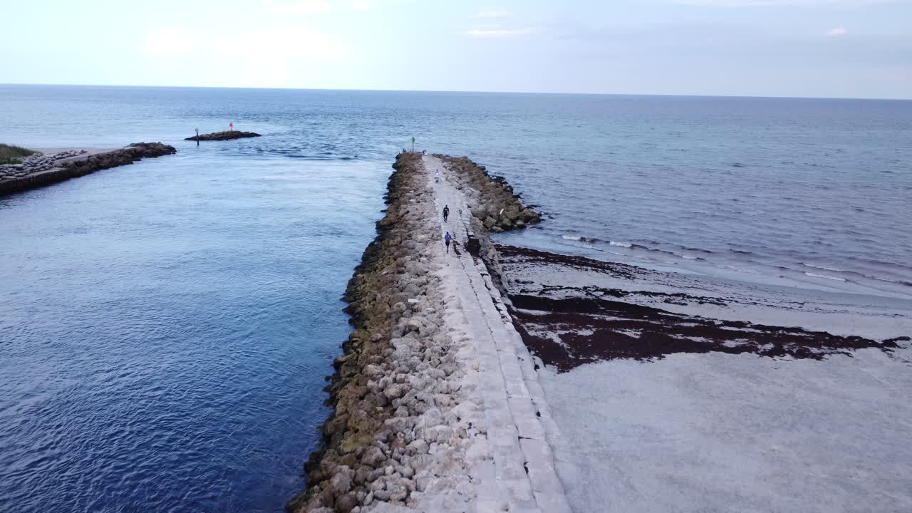 바위 위로 공중 드론으로 대서양을 쏜 플로리다 동해안의 수로 입구