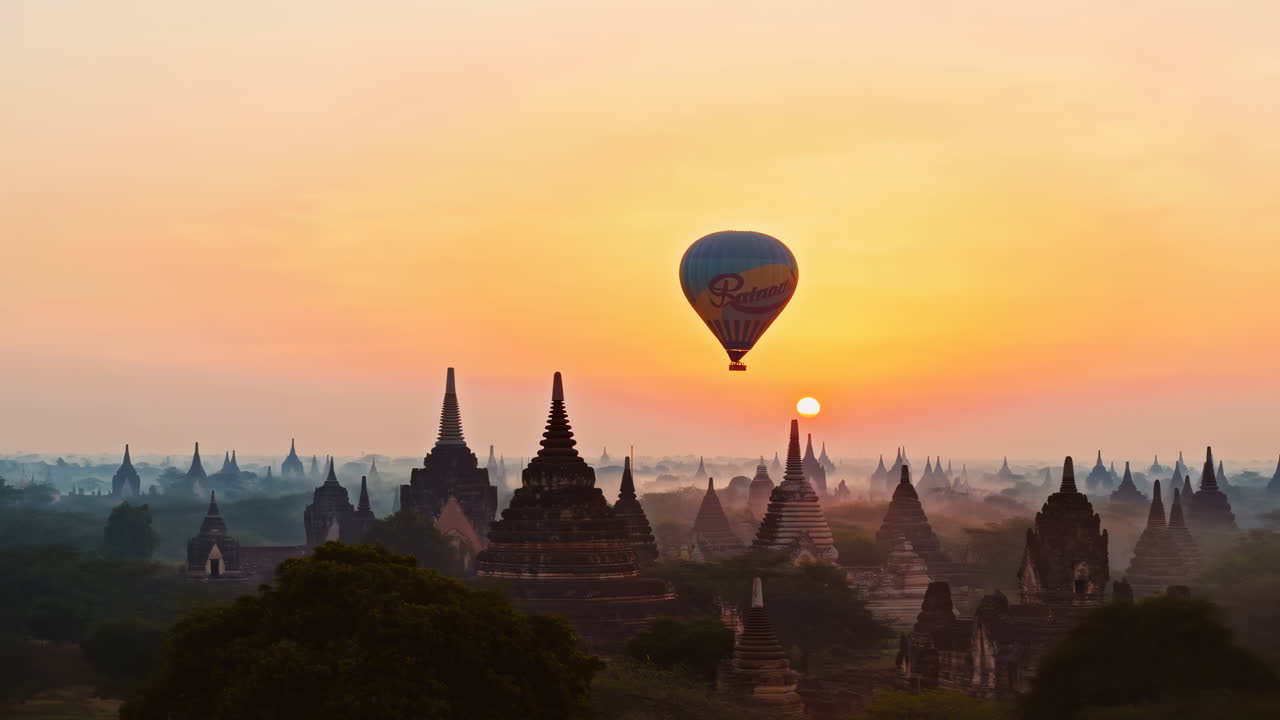 Mongolfiera che sorvola templi antichi all'alba a Bagan.