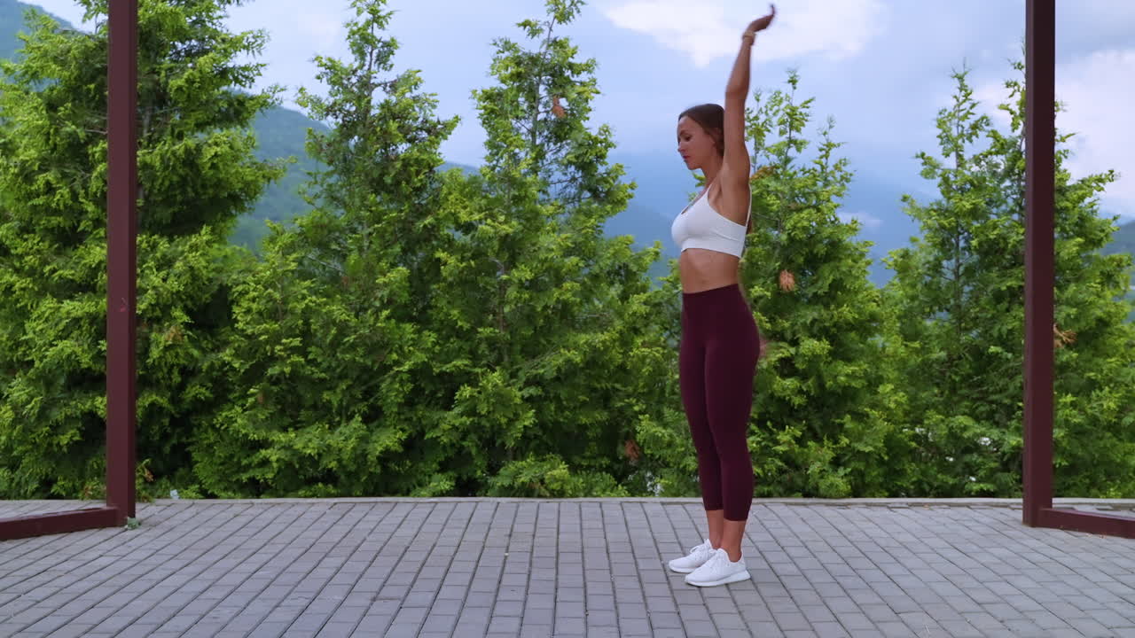 mujer haciendo ejercicio al aire libre en la naturaleza