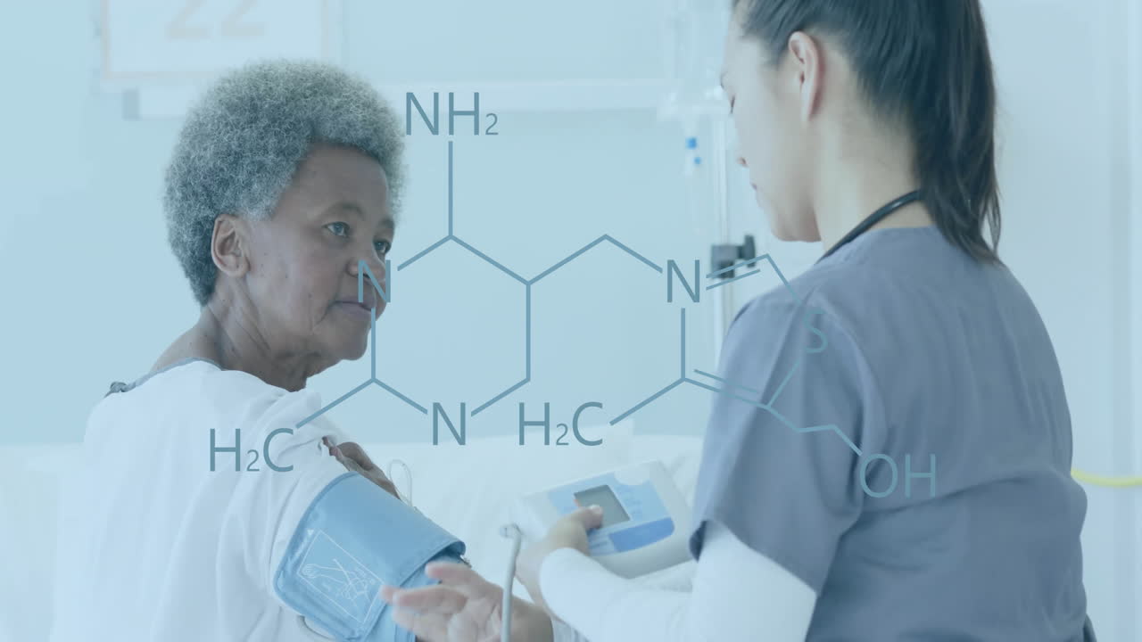 다양한 여성 의사의 요소 다이어그램의 애니메이션으로 고령 여성 환자의 맥박을 측정합니다.