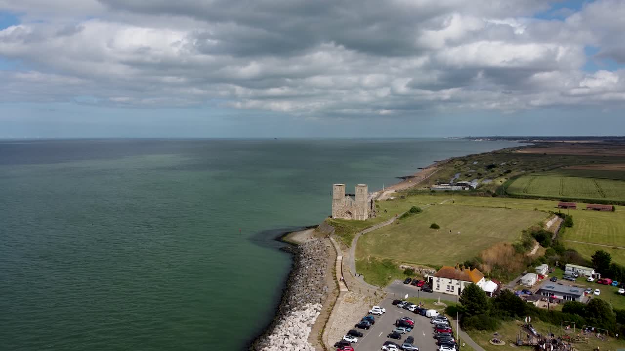 un dron muy amplio de gran altitud de torres reculver con el mar y el cielo en el fondo