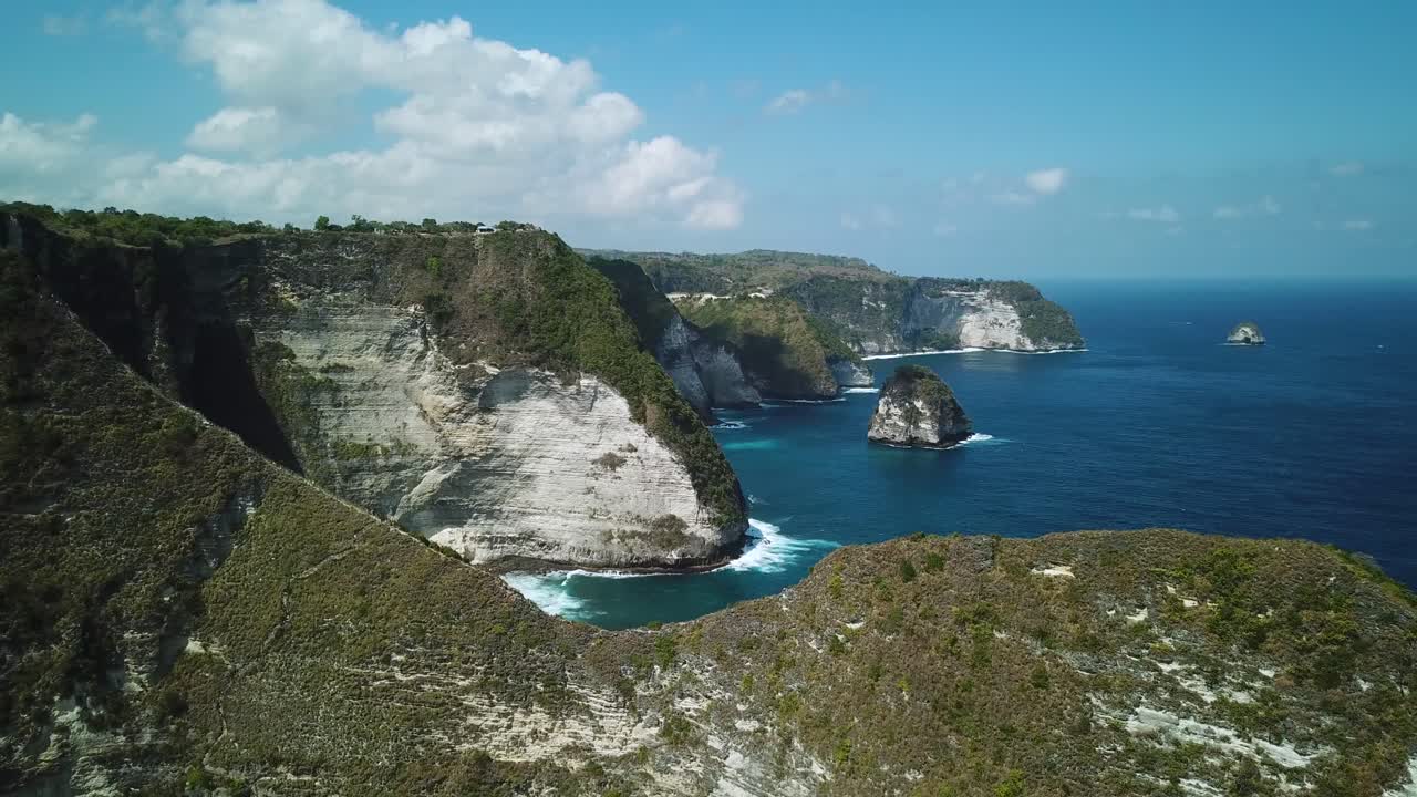 hermosa toma de drones de los acantilados justo encima de la playa de kelingking en la isla de nusa penida, indonesia