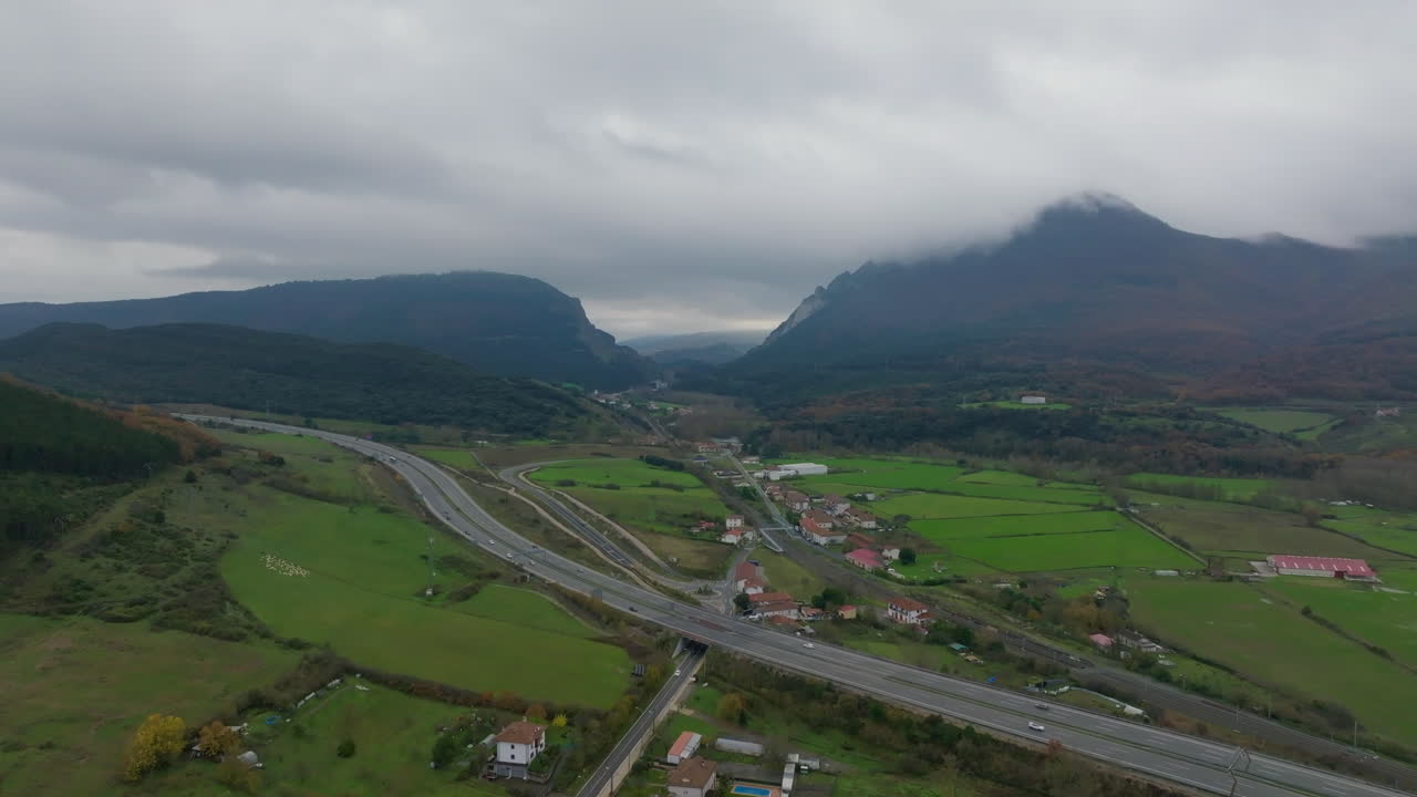 vista aérea de una carretera que serpentea a través de un valle de montaña