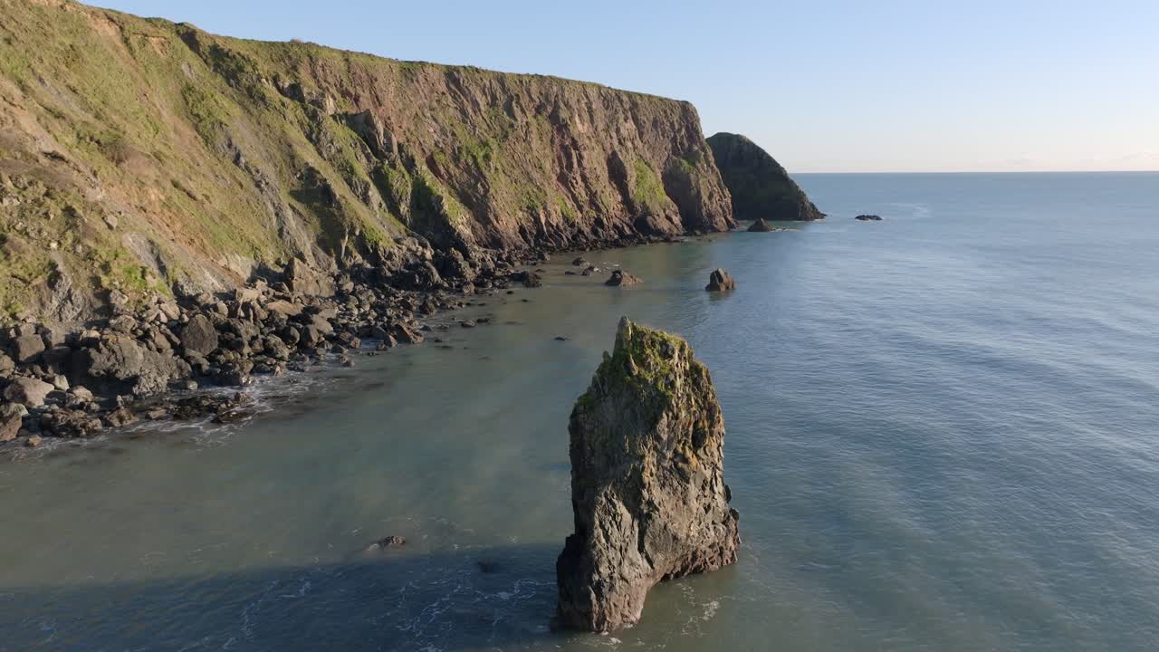 drones cinematográficos de mar con mares tranquilos en marea llena costa del cobre waterford irlanda