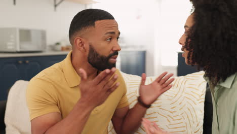 discutir, estar en desacuerdo e infeliz con una pareja negra