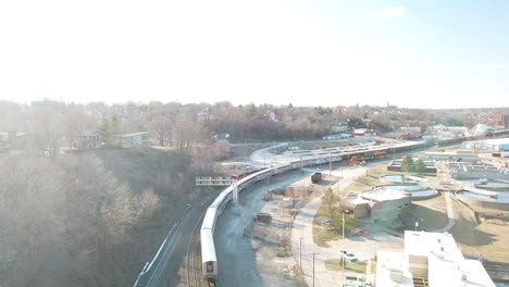 Antena-Del-Tren-Amtrak-Jefe-Suroeste-Que-Viaja-A-Través-De-Un-Patio-De-Ferrocarril-Cerca-De-Burlington-Iowa-2