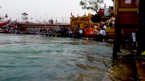 personas reunidas en ganges aarti fisgones religiosos al atardecer en la orilla del río video tomado en har ki pauri haridwar uttrakhand india el 15 de marzo de 2022