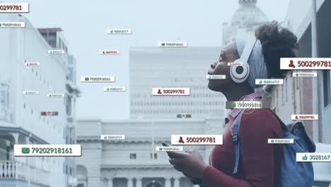 Animation-Von-Social-Media-Benachrichtigungen-Und-Einer-Afroamerikanischen-Frau-Mit-Kopfhörern-Und-Telefon-In-Der-Stadt