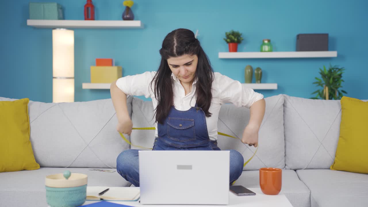 la mujer que está insatisfecha con su peso.