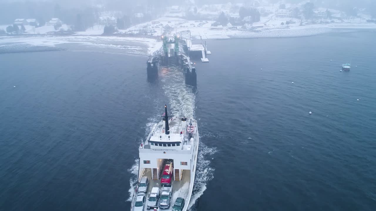 ferry saliendo de los muelles de maine, ee.uu.