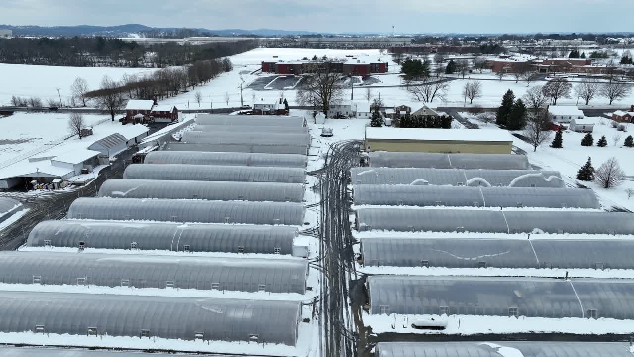fotografía aérea de invernaderos cubiertos de nieve