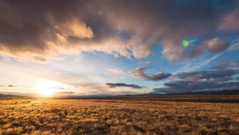 Timelapse-De-La-Puesta-De-Sol-En-Una-Llanura-En-Nevada