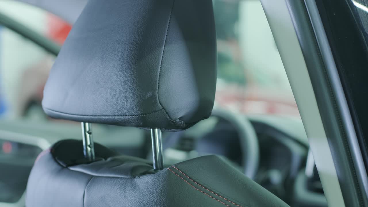 cubiertas de asiento de cuero negro en el coche. hermoso diseño interior de automóvil de cuero. asientos de cuero de lujo en el automóvil.