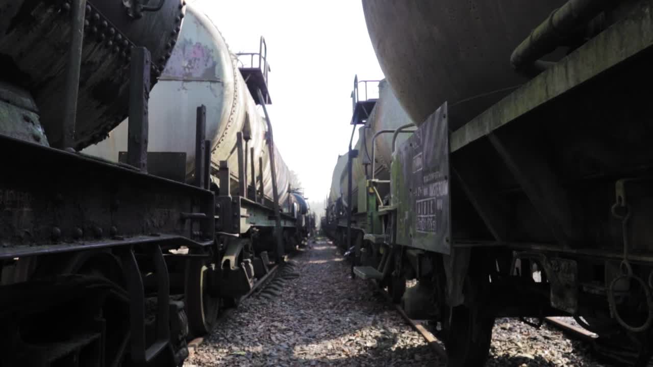viejos vagones tanque oxidados en una vía ferroviaria