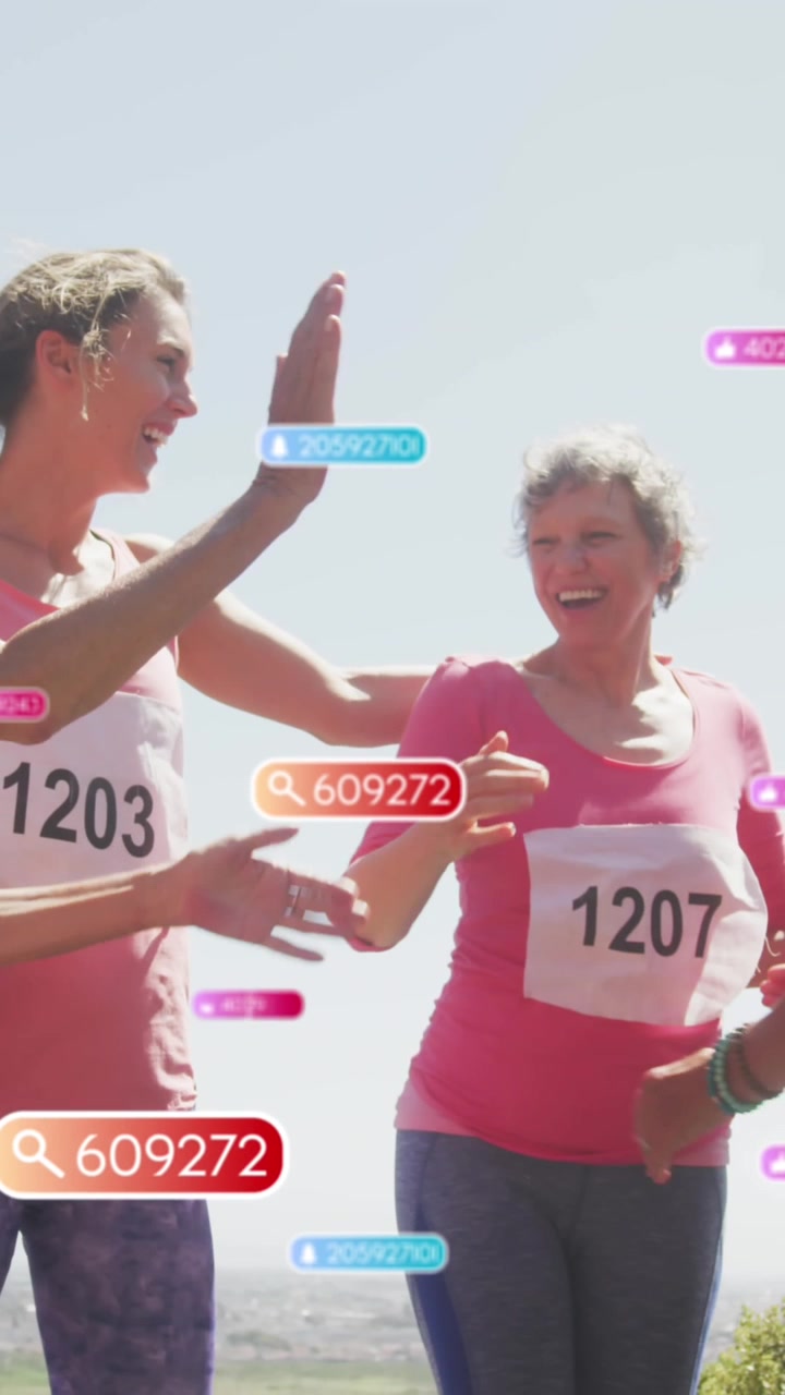 Animazione di notifiche sui social media, su donne che corrono e si danno il cinque in spiaggia