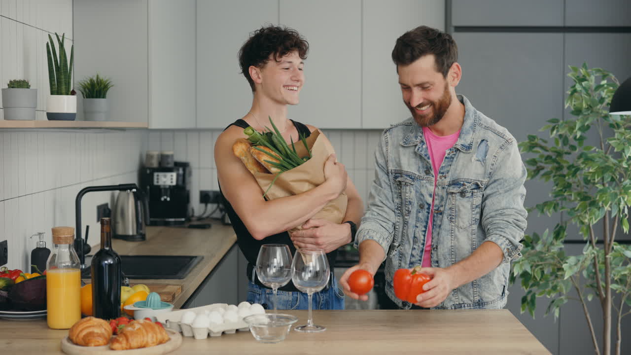 Glückliches Paar beim Einkaufen und Zubereiten von Essen