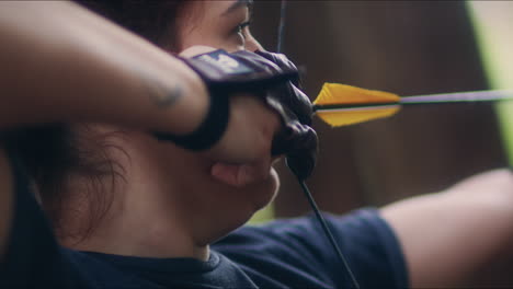 Archery-woman-shoots-her-bow-close-up-shot