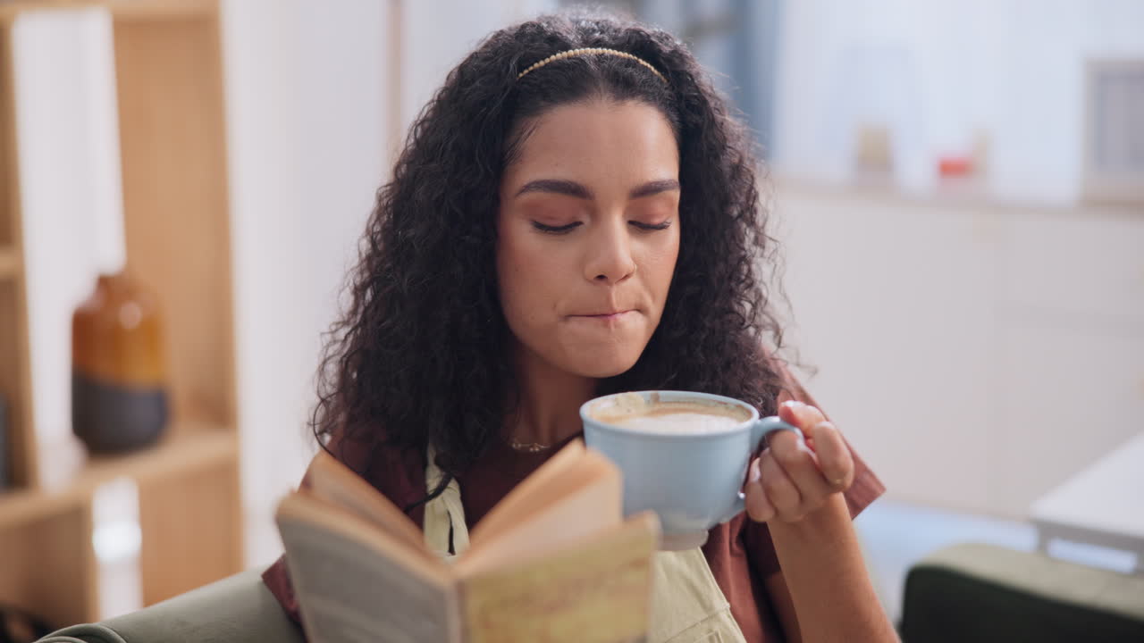 Mulher Aproveitando uma Pausa para Café e Lendo um Livro