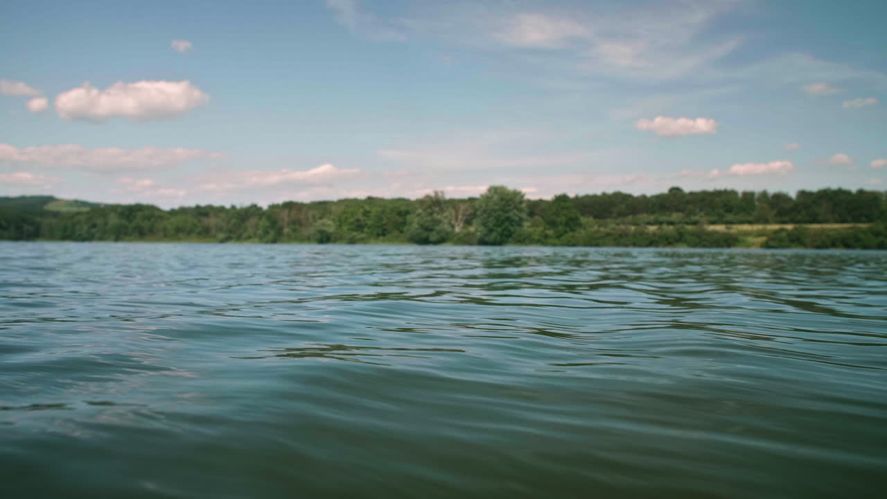 Рябь воды на спокойном летнем озере, Крупный план, Замедленная съемка