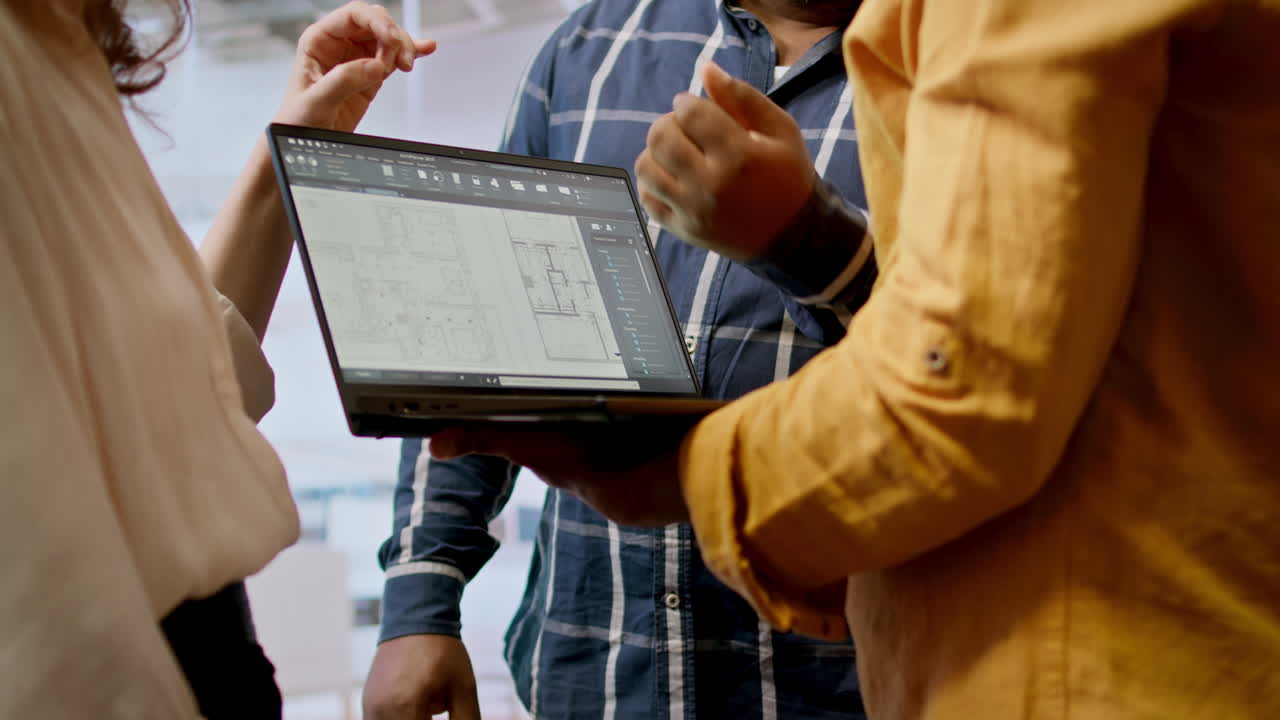 agente inmobiliario que asesora a los clientes en materia de reubicación y arrendamiento de oficinas