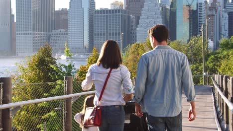 Una-Familia-Joven-En-Un-Puente-Peatonal-En-Manhattan-Se-Detiene-Para-Tomar-Una-Foto