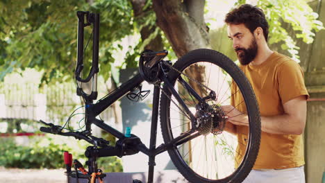 Hombre-Activo-Seleccionando-Equipo-De-Bicicleta