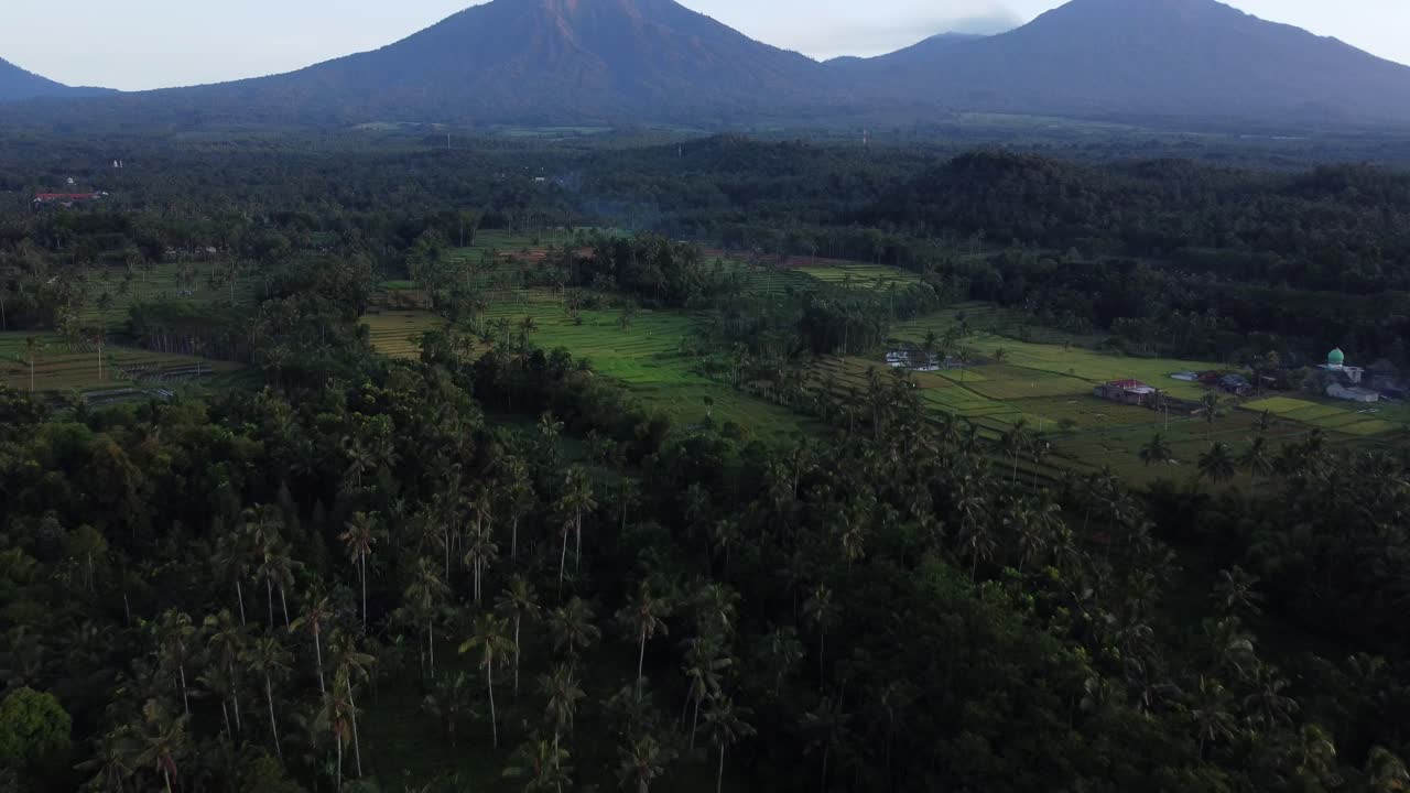vista aérea que revela el paisaje escénico y las majestuosas montañas de la zona de licin cerca de la hermosa ciudad portuaria de banyuwangi durante un viaje de aventura por indonesia