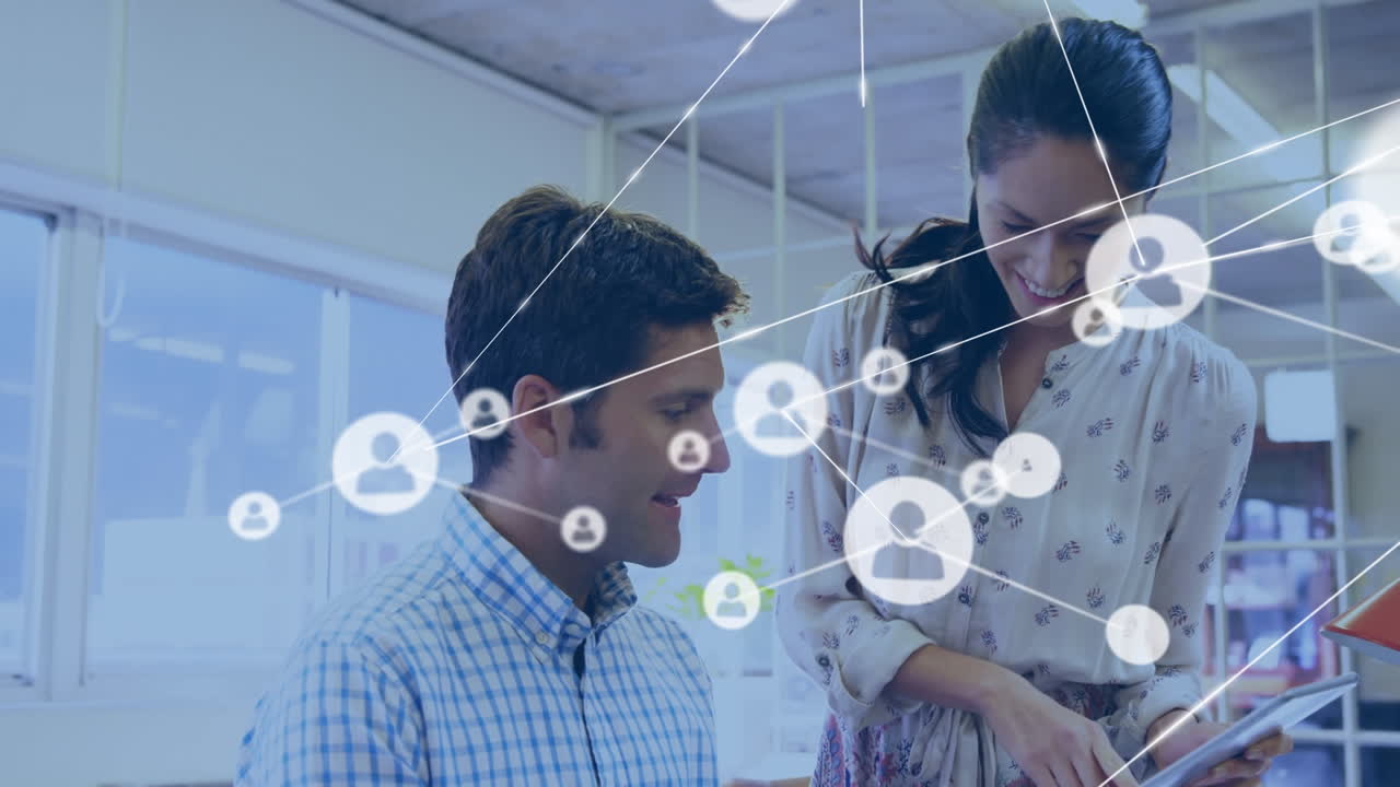 animación de la red de conexiones con iconos sobre diversas personas de negocios que usan tablets