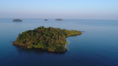 vista aérea de una isla tropical