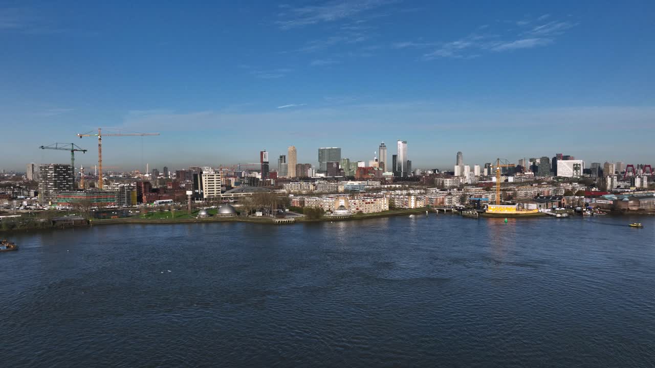 Vista aerea dello skyline di Utrecht con fiume e cantieri edili