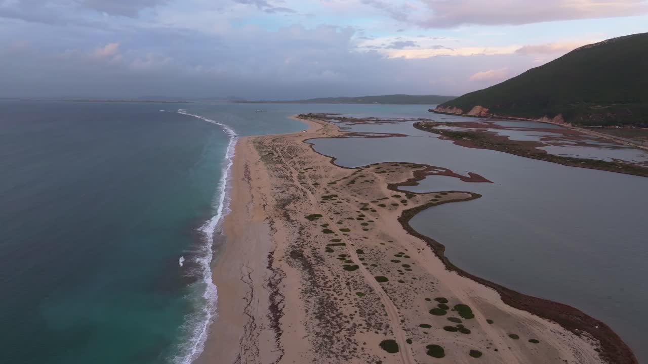 Drone a sobrevoar praia paradisíaca e mar azul vibrante, Ilhas Jónicas