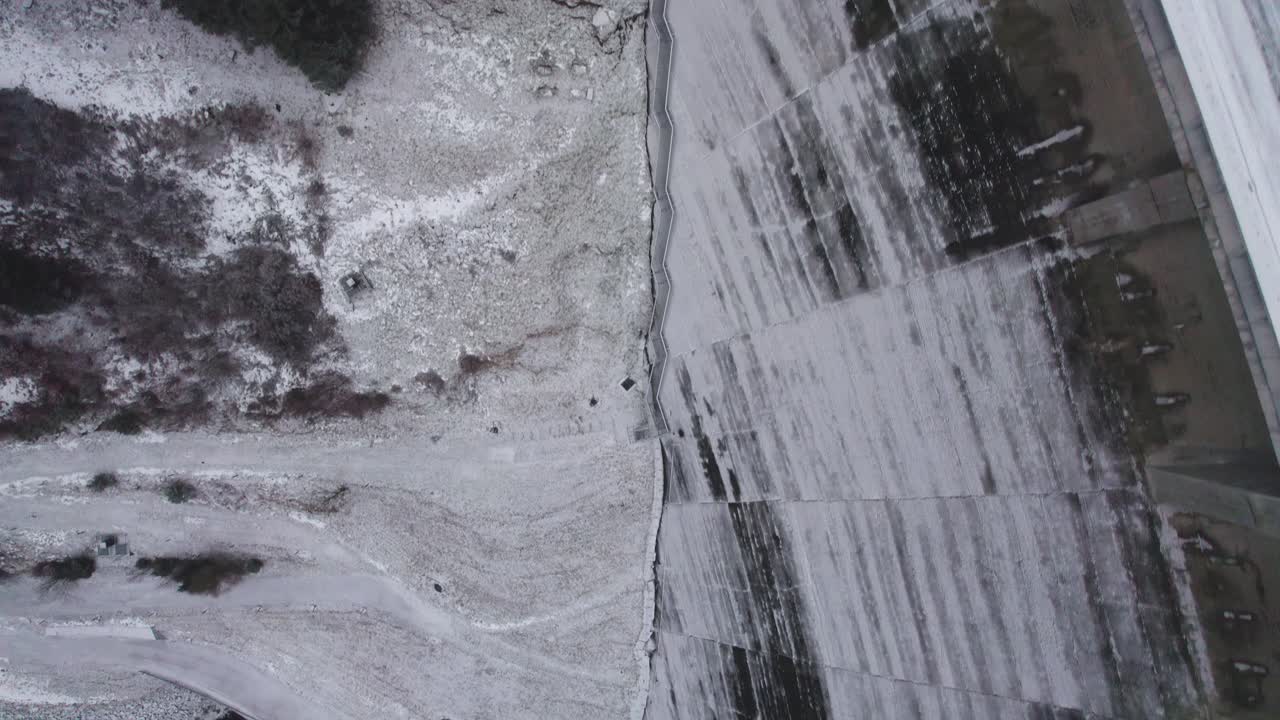 체코 공화국의 비르 댐, 겨울에는 신선한 눈이 내리는 드론에서 하향식 전망