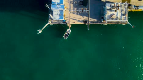 Vista-Aérea-De-Un-Bote-Pequeño-Al-Lado-Del-Muelle-Scripps-En-La-Jolla