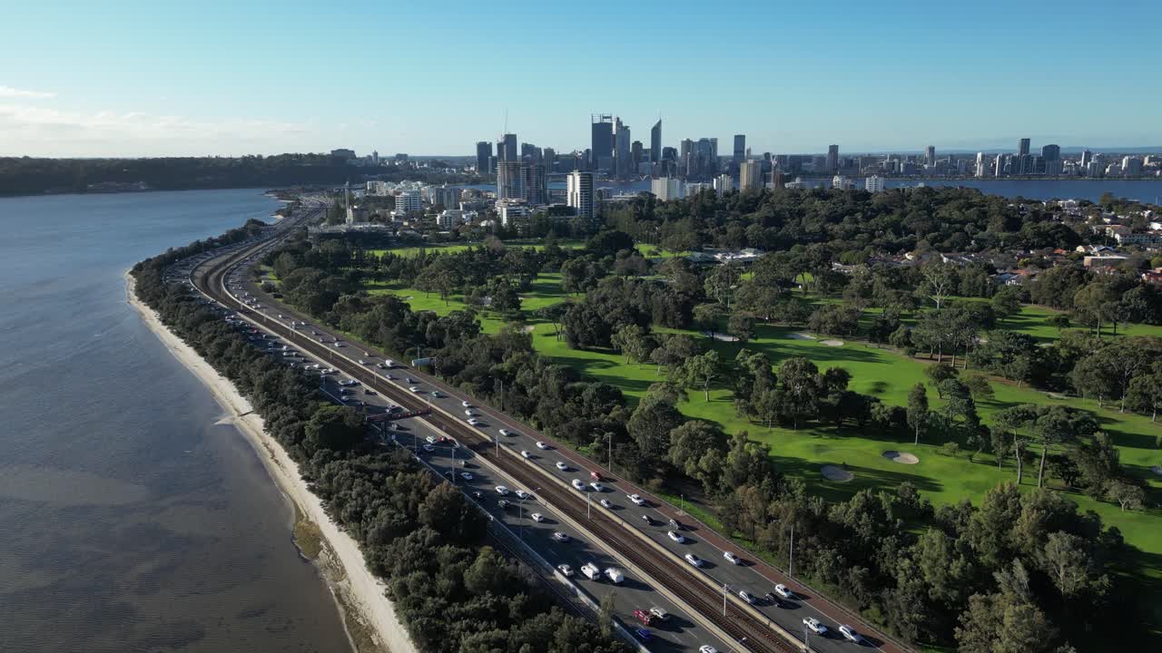 서부 오스트레일리아의 발전 퍼스 스완 강 바쁜 아침에