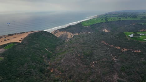 vuelo de drones sobre el paisaje costero en la reserva natural estatal de torrey pines, san diego, ca