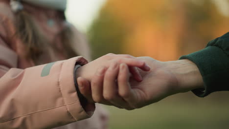 eine nahaufnahme eines sanften und zarten moments, in dem ein kind seine hand auf die hand eines erwachsenen legt, was verbindung, vertrauen und wärme symbolisiert