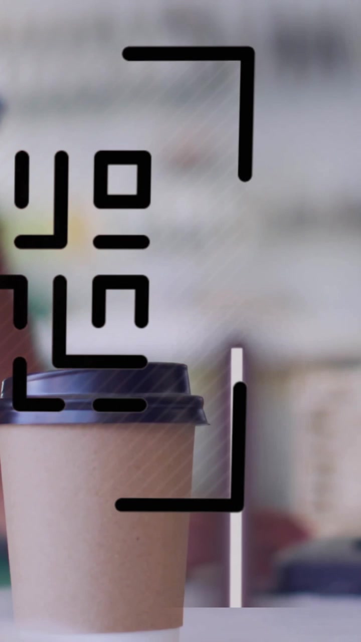 Animazione di codice QR su una tazza di caffè e terminale di pagamento sul bancone