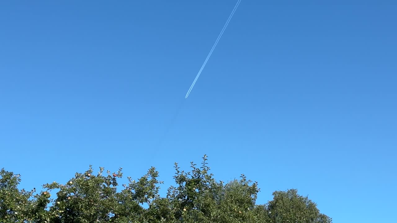 A passenger airbus with a reversible track flies at an altitude of 10,000 meters above the ground (4K60)