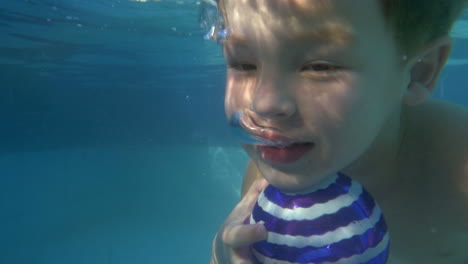 Niño-Buceando-Con-Pelota-En-La-Piscina