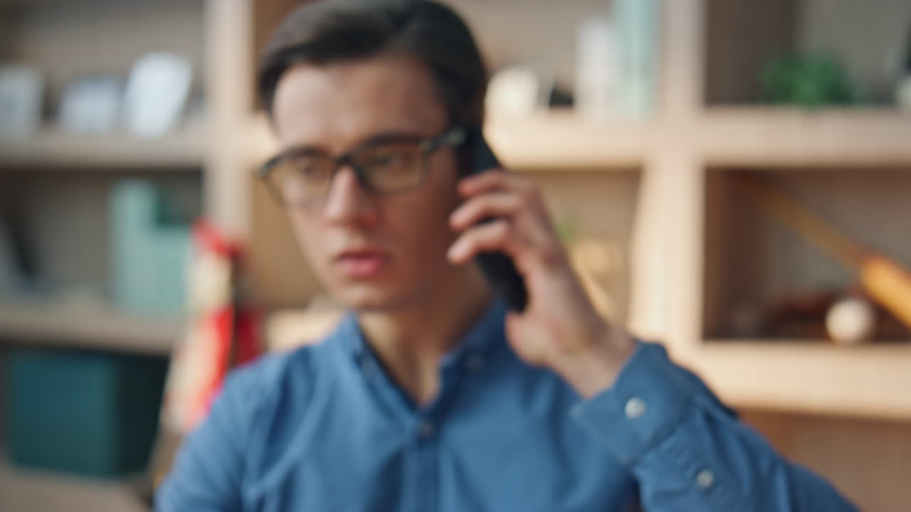 사무실에서 전화에 응답하는 남자. 가까운 사진. 사업가 스마트폰을 들고 있는 남자