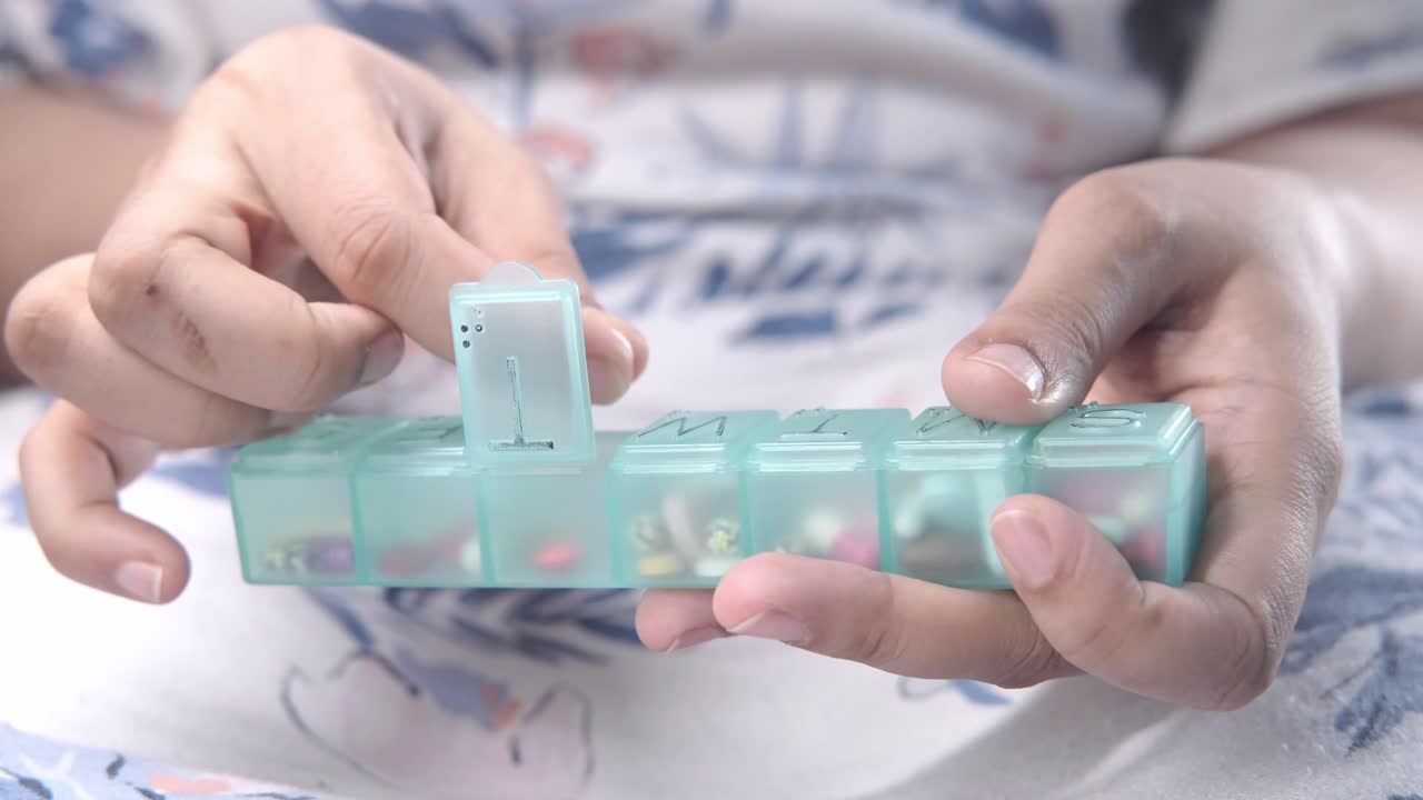 알약 조직기를 들고 있는 사람