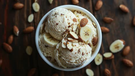 amandel- en bananen ijs in een schaal