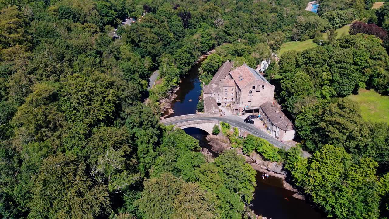 ariel drone view of aysgarth falls and bridge en un día de verano las tres cascadas escalonadas en aysgarth han sido una atracción turística durante más de 200 años