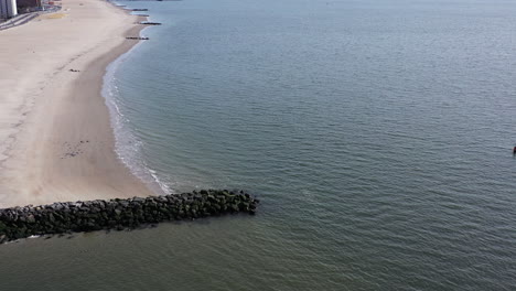 una plataforma rodante disparada hacia atrás mientras el dron se eleva