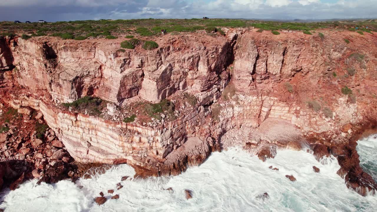 praia da zimbreirinha costa de acantilado escondido cerca de bordeira en la región del algarve de portugal por drone aéreo 4k vista inversa de acantilados costeros con olas estrelladas